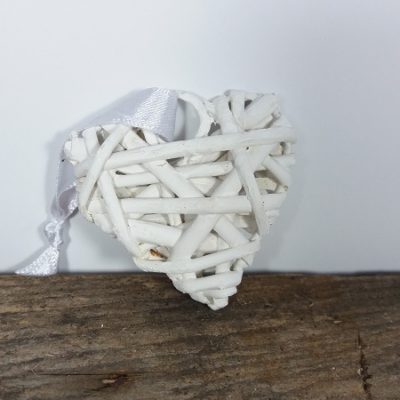 Cuore in legno bianco intrecciato