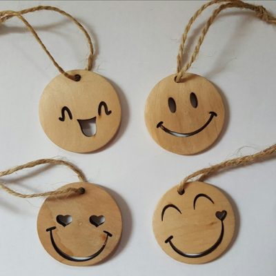 Ultimi 17 emoticons in legno con cordino 3,5 cm