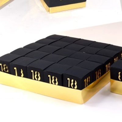 Vassoio con 25 scatole oro e nero 18 anni